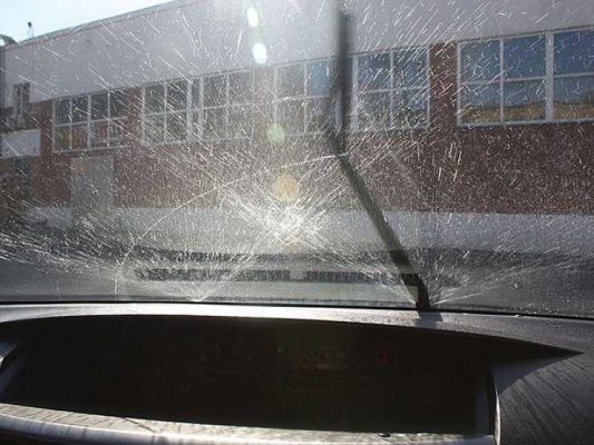 Как правильно и эффективно убрать коррозию с рамки лобового стекла